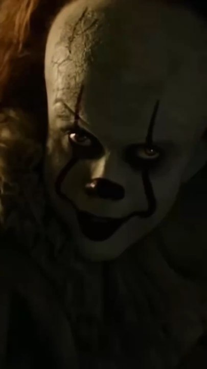 Bill Skarsgård avait peur de revenir en Pennywise dans la série Ça : Bienvenue à Derry 😳