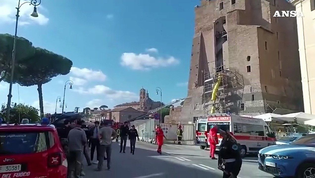 Roma, crolla una parte della Torre dei Conti ai Fori Imperiali