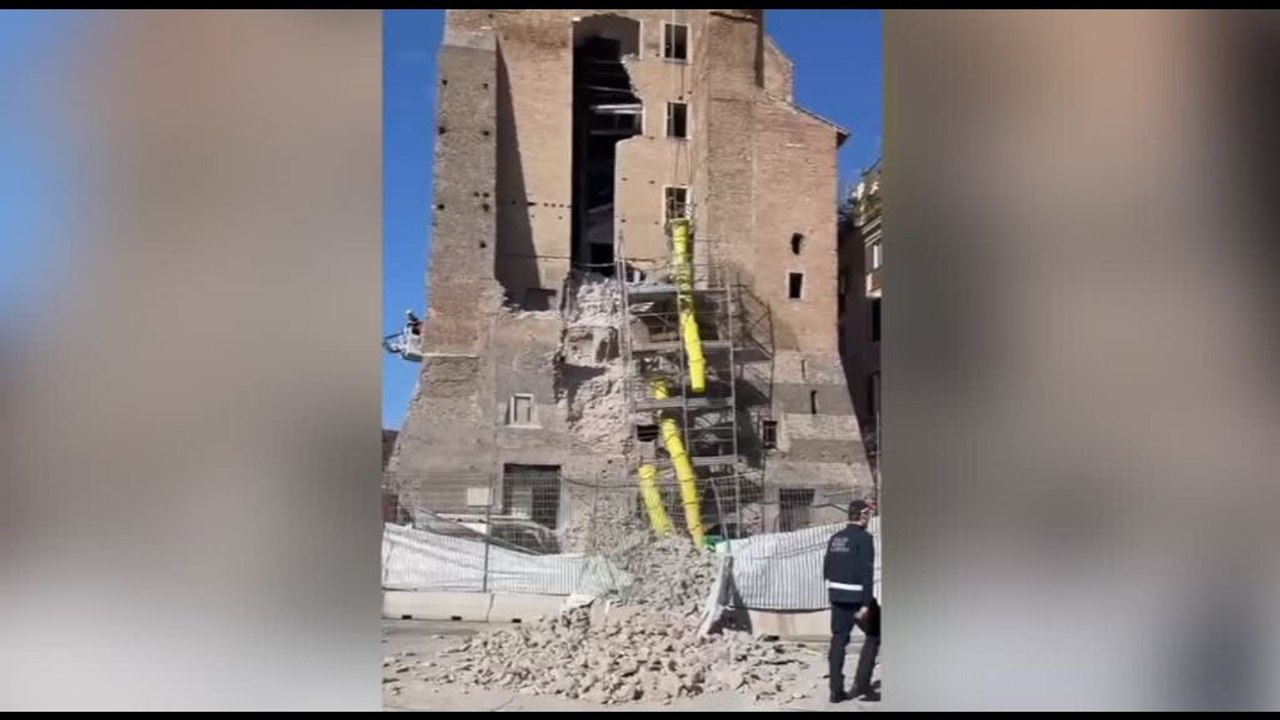 Roma, le immagini del crollo della Torre dei Conti ai Fori Imperiali