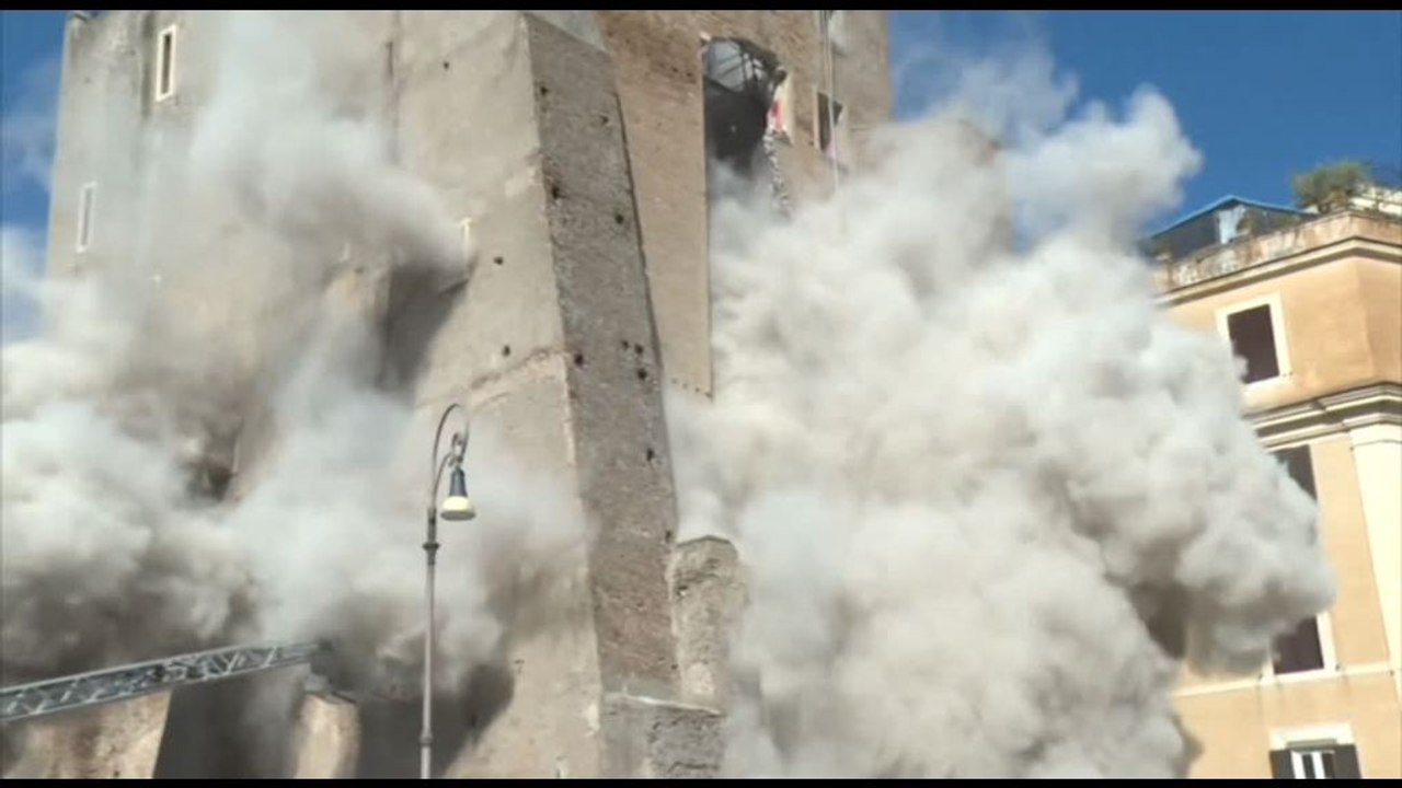 Roma, il momento del secondo crollo alla Torre dei Conti
