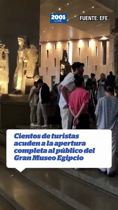 Cientos de turistas acuden a la apertura completa al público del Gran Museo Egipcio