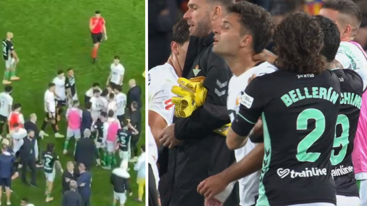 Enganchón del Chimy y Hugo Duro en un tenso final de partido en Mestalla