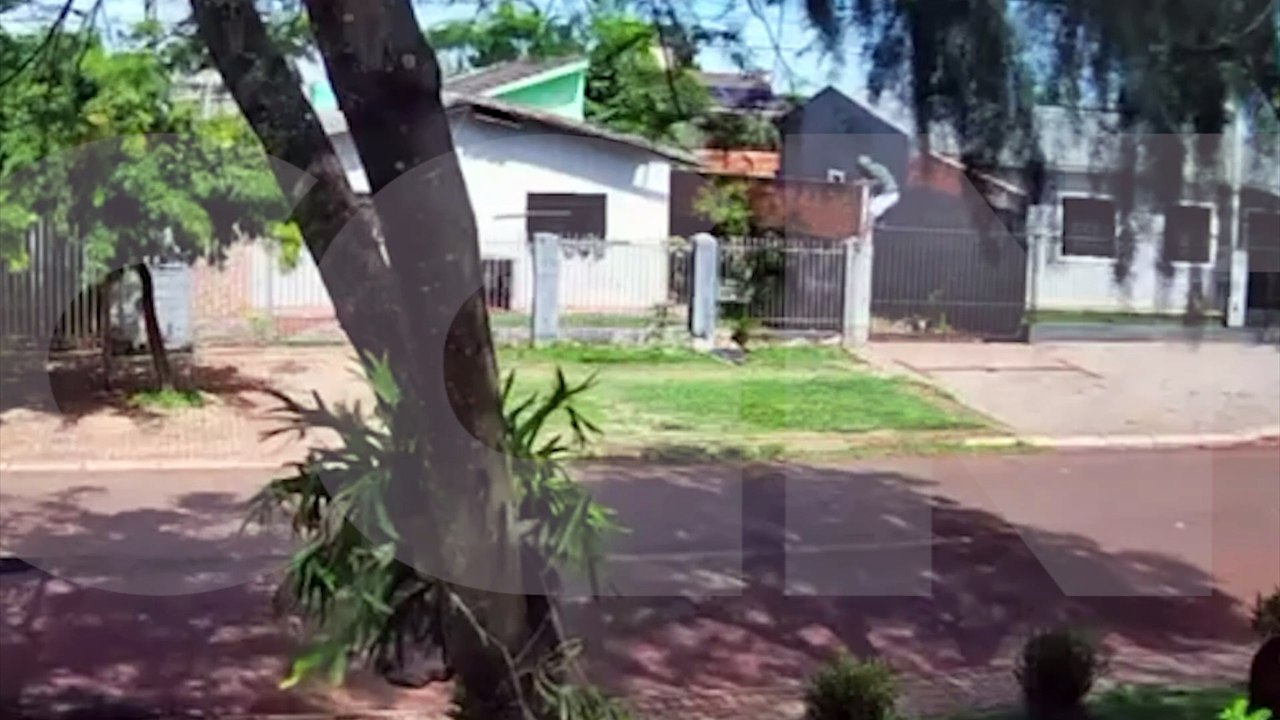 Câmeras flagram homem pulando portão e furtando TV no Bairro Alto Alegre