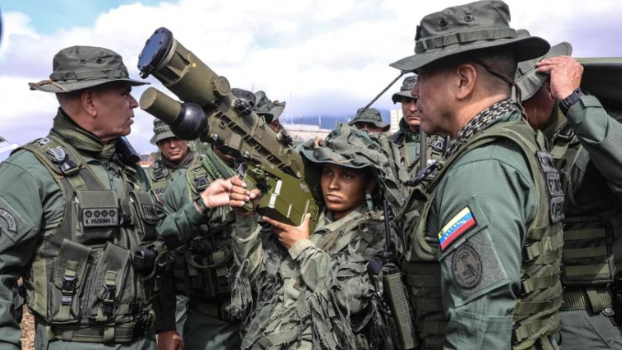Maduro se prepara militarmente tras confirmarse la llegada del portaaviones americano Gerald Ford