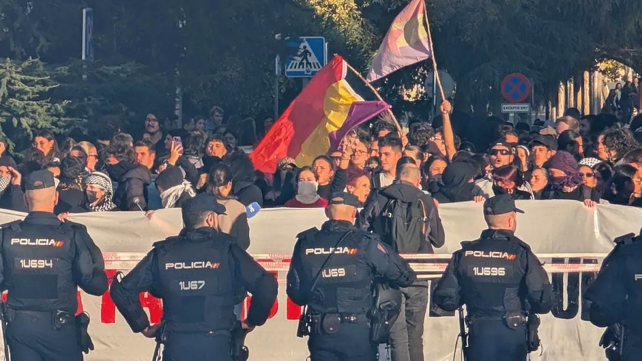 Multitud de policías y manifestaciones por la presencia de Vito Quiles en la Complutense
