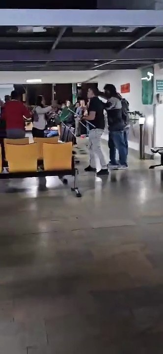 Hinchas de Nacional emboscaron a barra de América en Medellín: fuertes imágenes