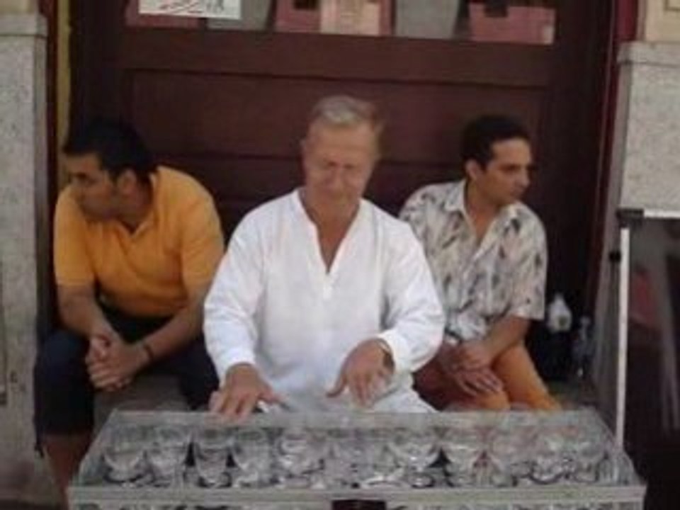 Музика от празни чаши