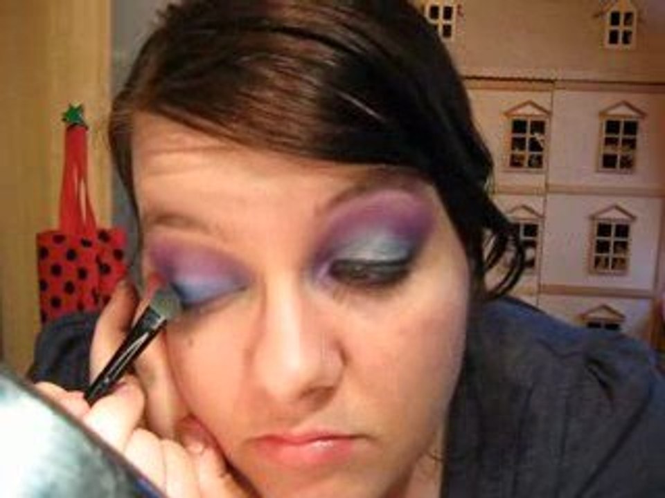 Makijaz z lat '80-tych - mocne kolory, niebieskie-rozowe